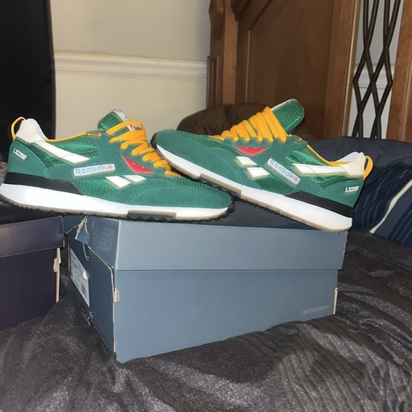 Mens Reebok sneakers  size 11 barely worn perfect condition selling for 65$ - Picture 3 of 3